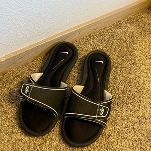 Nike Adjustable Strap Slides Size 8 in Excellent Used Condition